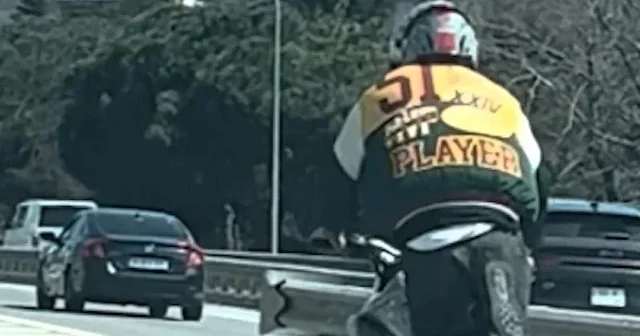 Kadıköy’de tehlikeli şov: Plakasız motosiklet trafikte herkesin canını hiçe saydı VİDEO İZLE