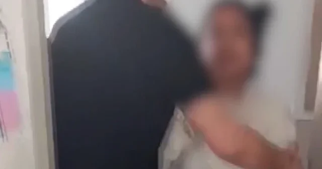 Samsun’da veli sınıfı basıp öğretmene tehditler savurdu: O anlar kameraya yansıdı VİDEO İZLE