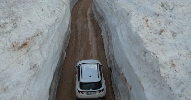 Kar duvarları arasında kalan yol görenleri hayrete düşürdü Tokat Haberleri