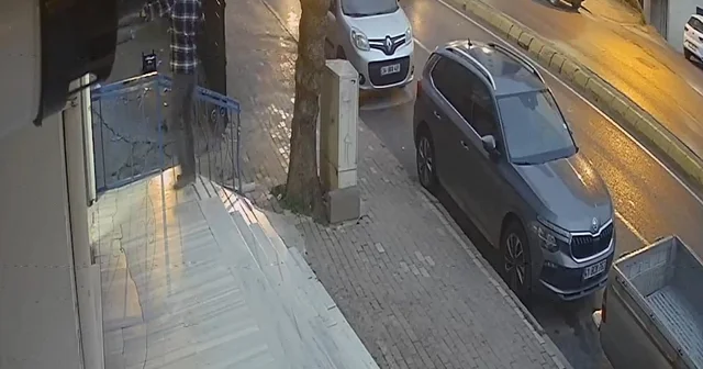 Otomobilin araçlara çarpıp, markete girdiği kaza kamerada Kocaeli Haberleri