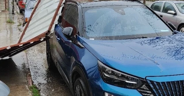 Fırtınanın etkisiyle yapıdan kopan parça araca zarar verdi Karabük Haberleri