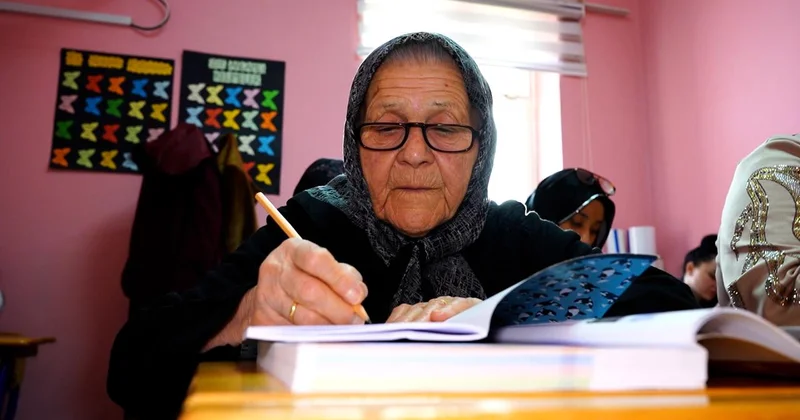 Okuma yazma hayaline 88 yaşında kavuştu