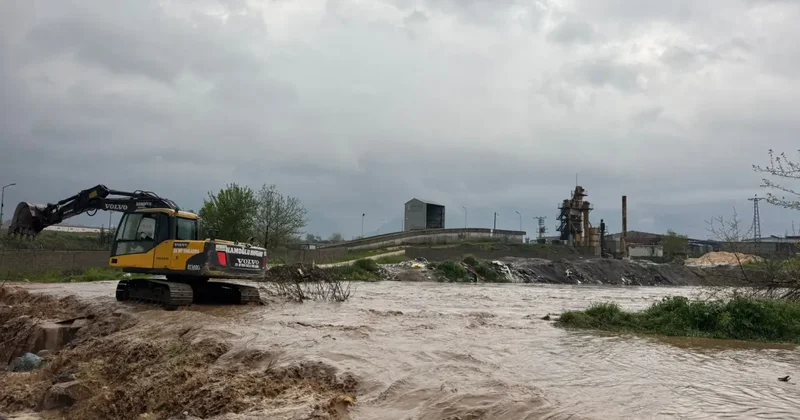 Osmaniye Düziçi nde şiddetli yağış nedeniyle köprü çöktü
