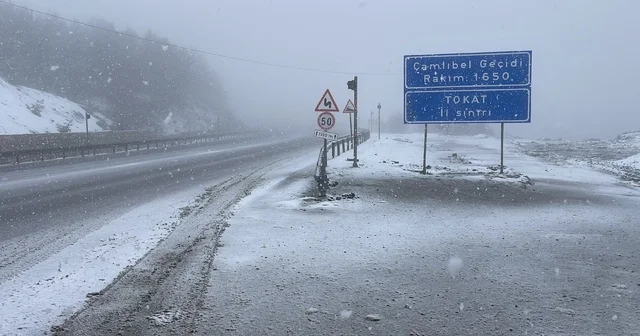Sivas ta kış geri döndü: Geçitler karla kaplandı Sivas Haberleri