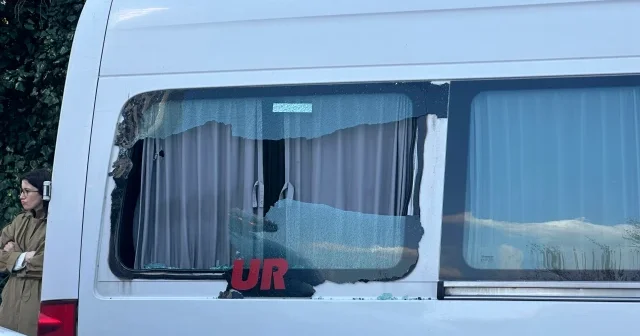 Beşiktaş ta kurşun yağmurunda kalan servis araçları görüntülendi VİDEO İZLE