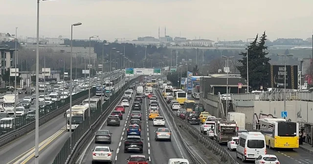 İstanbul’da trafik kilitlendi: Anadolu Yakası nda yoğunluk yüzde 83’e çıktı VİDEO İZLE