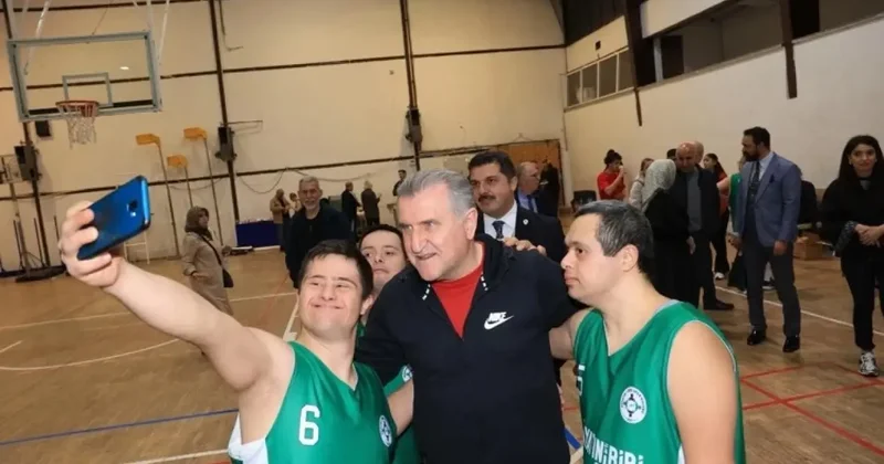 Parkede sevgi kazandı! Bakanı Bak, down sendromlu özel sporcularla maç yaptı