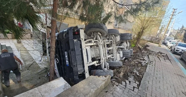 Devrilen mikserde sıkışan sürücü kurtarıldı Şanlıurfa Haberleri