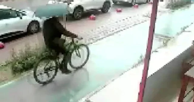 Bisikletle gelip motosikleti çaldı VİDEO İZLE