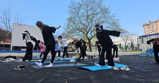 Egzersizin önemine dikkat çekmek için meydanda pilates ve yoga yaptılar Zonguldak Haberleri