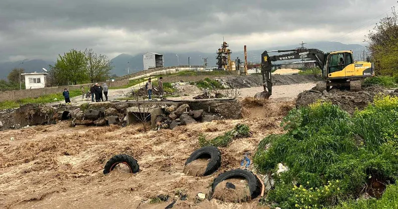 Dün akşamdan bu yana aralıklarla yağdı! Şiddetli yağış sonrası köprü çöktü