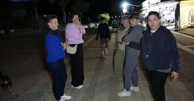 Turizm merkezinde esnafın karanlık yol sitemi Otellerinden çıkan turistler çarşı merkezine karanlık sokaklardan yürüyerek geliyor Antalya Haberleri