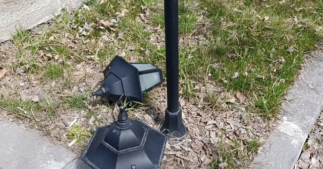 Kars ta Valilik Parkı nın ışıklandırma lambaları kırıldı Kars Haberleri