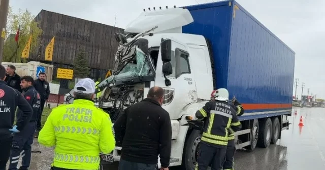 Kamyonda sıkışan şoförü, itfaiye ekipleri kurtardı Çorum Haberleri