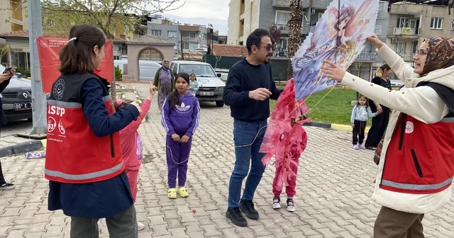 Alaşehir de Romanlar Günü uçurtma şenliğiyle kutlandı Çocuklar gökyüzünü renkli uçurtmalarla süsledi, aileler geleneksel oyunlarla eğlendi Manisa Haberleri