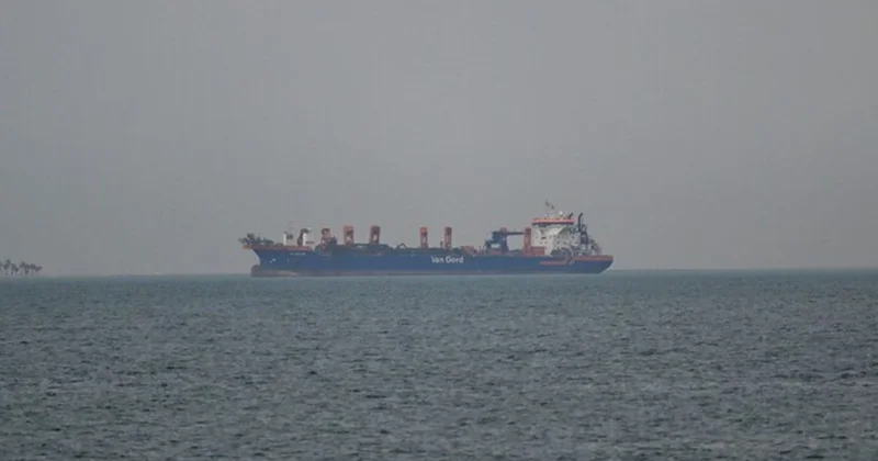 Dünya rahat nefes aldı! Hürmüz Boğazı ndan ilk gemiler peş peşe geçti