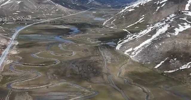 Bitlis’te doğanın çizdiği eşsiz manzara: Güzeldere menderesleri baharla yeniden hayat buldu VİDEO İZLE