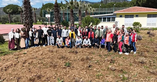 Edremit te toprağa değer katan dokunuş 300 kök lavanta toprakla buluştu Balıkesir Haberleri