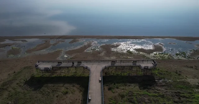 İznik Gölü nde su çekilmesi alarm veriyor...İskele karada kaldı Bursa Haberleri