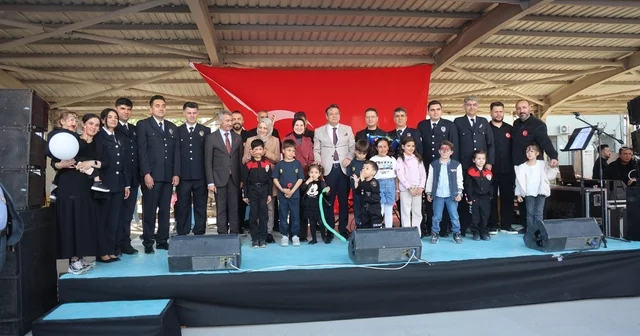 Polis Haftası etkinliğinde şarkı ve türkü söyleyen polisler, ünlü sanatçıları aratmadılar Hatay Haberleri