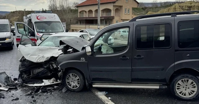 Nevşehir de hafif ticari araç ile otomobil çarpıştı: 5 yaralı Nevşehir Haberleri
