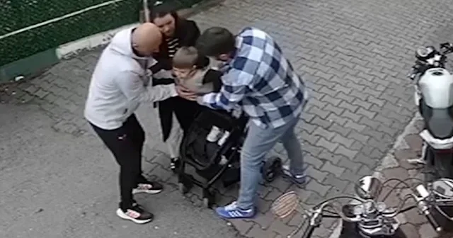 Boğazına oyuncak kaçan çocuğu antrenör hayata döndürdü VİDEO İZLE