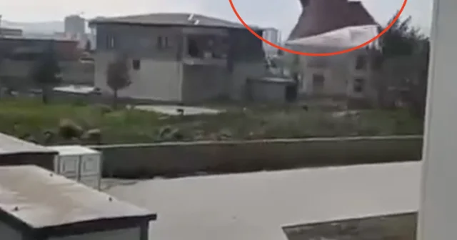 Kuvvetli rüzgar evin çatısını uçurdu; o anlar kamerada Diyarbakır Haberleri