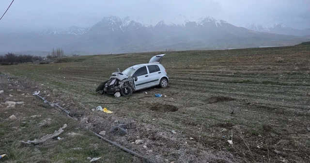 Malatya da devrilen otomobildeki anne ve 2 çocuğu yaralandı Malatya Haberleri