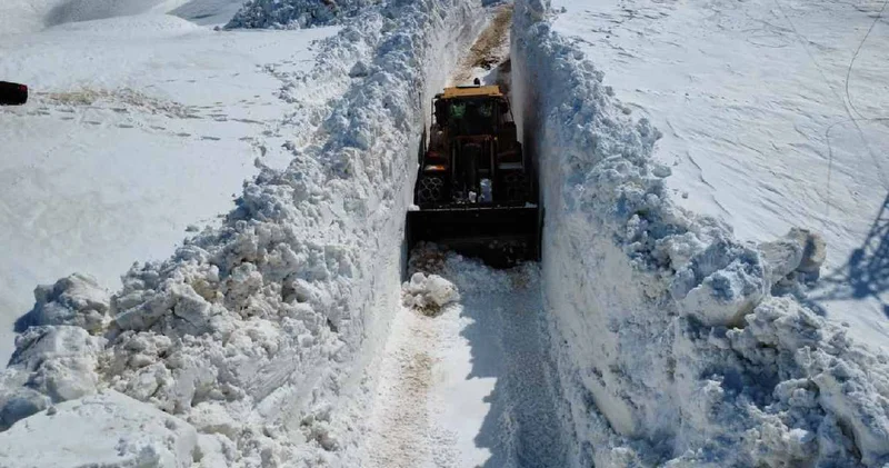 6 metrelik kar duvarlarını böyle delip geçtiler