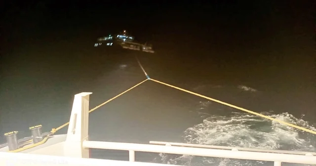 Fethiye açıklarında makine arızası nedeniyle sürüklenen tekne kurtarıldı Muğla Haberleri