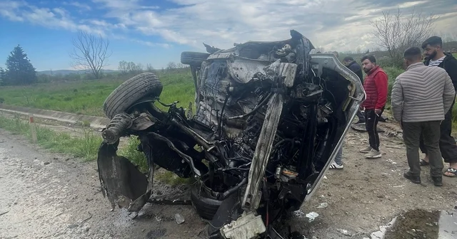 Direksiyon hakimiyetini kaybetti, yağmur suyu kanalına devrildi: 1 yaralı Sakarya Haberleri