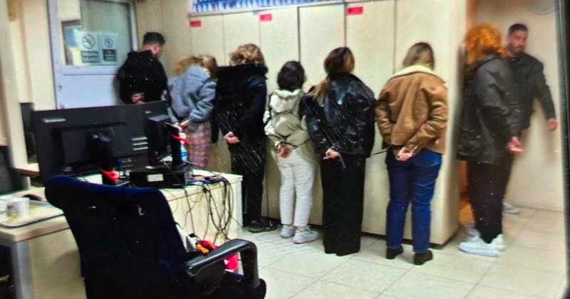 İşte polislerle dalga geçen şahısların emniyetteki görüntüsü