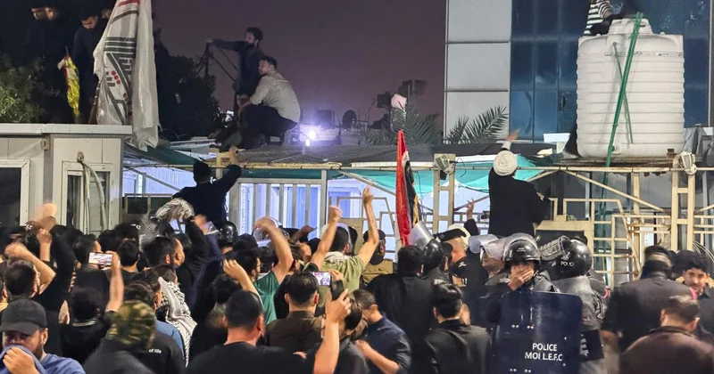 Iraklı protestocular, Basra’daki Kuveyt Konsolosluğunu bastı