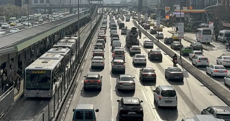 İstanbullular dikkat: Harita kırmızıya boyandı! Trafik yoğunluğu yüzde 83’e ulaştı