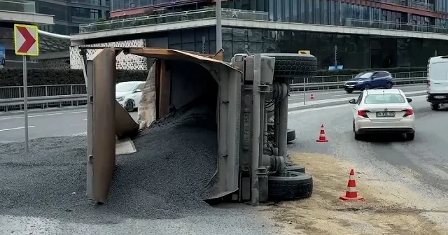 Sarıyer de hafriyat kamyonu devrildi VİDEO İZLE