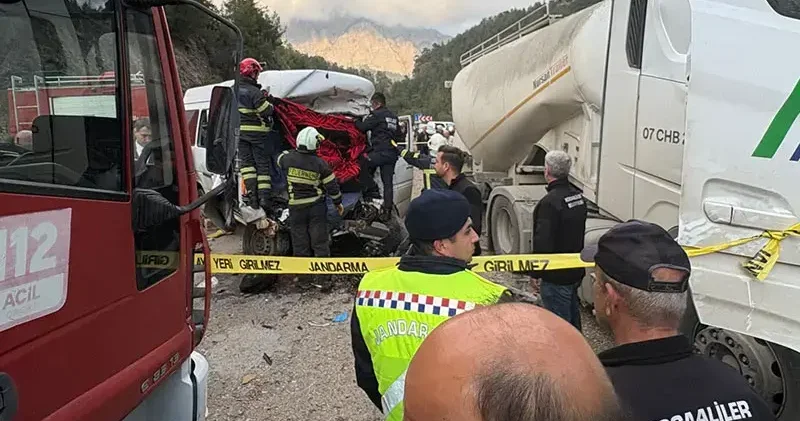 Antalya da TIR ile minibüs çarpıştı: 7 ölü, 7 yaralı