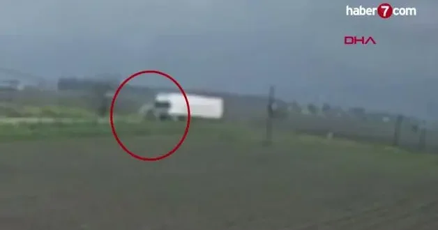 Adana da feci kaza: Tır ile çarpışan otomobilin genç sürücüsü hayatını kaybetti