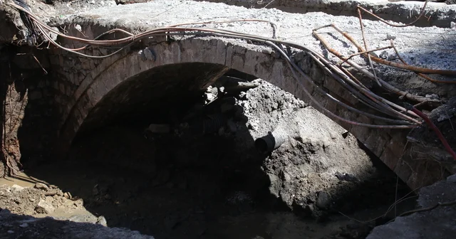 Yolun altında keşfedilen 2 asırlık köprü, cam kaplamayla korunacak Rize Haberleri