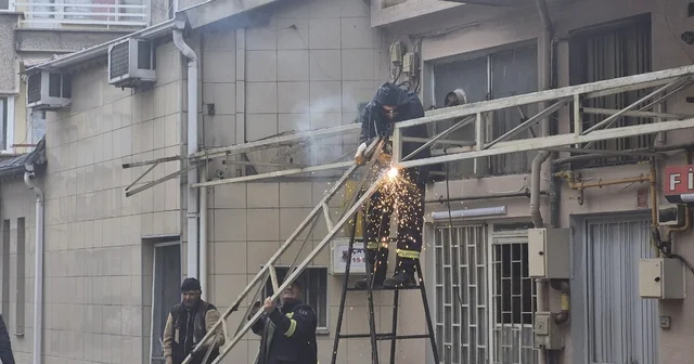Eskişehir yağmur bereketi altında Yağışın başlamasıyla birlikte cadde ve sokaklar sakinleşti, tedbirsiz yakalananlar sığınma yeri aradı Sağanak yağışa rağmen metrelerce yükseklikte onarım mesaisine davam etti Eskişehir Haberleri