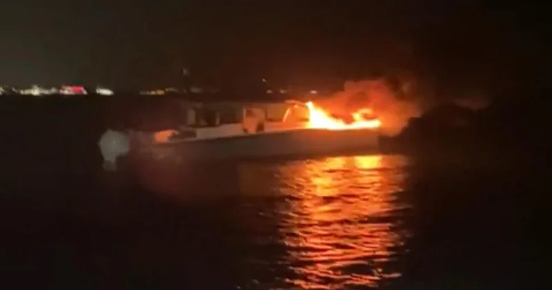 Kadıköy de yanan tekneden 4 kişi kurtarıldı