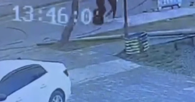 Tatvan da faciadan dönüldü: Telefon direği az kalsın yoldan geçen 2 kişinin üzerine düşecekti Bitlis Haberleri