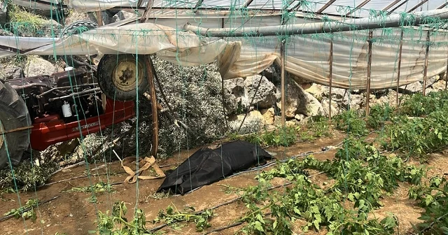 Traktör yol kenarındaki seraya devrildi: 1 ölü Antalya Haberleri