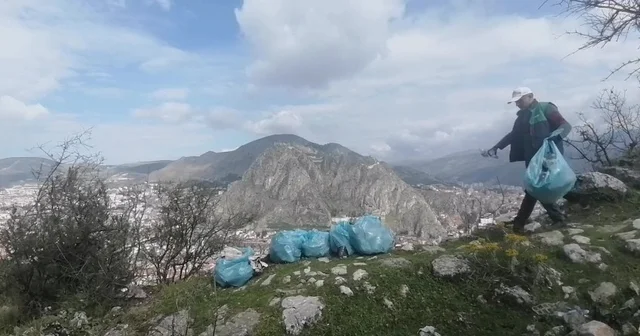 Kuşkonmaz için çıktığı dağda 6 torba çöp topladı Amasya Haberleri