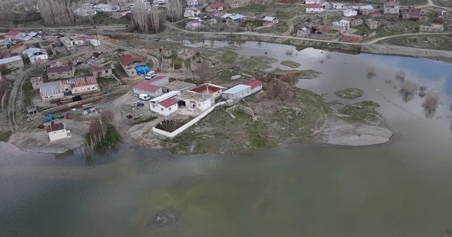 Baraj suları taştı, evler gölün ortasında kaldı Taşan baraj suları köyü esir aldı, tarım arazileri göle döndü, bozkırın ortasında oluşan adada adeta mahsur kaldılar Sivas Haberleri