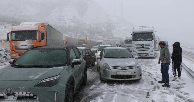 Nisan ayında kış geri geldi: Erzincan Sivas kara yolu kar nedeniyle ulaşıma kapandı Erzincan Haberleri