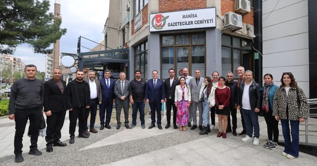 Yerel yöneticiler, gazetecilerle bir araya gelerek 69. yıl coşkusunu paylaştı Manisa Haberleri
