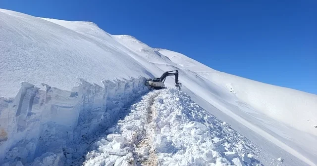 Hakkari de askeri üs bölge yollarında 6 metrelik karla mücadele Hakkari Haberleri