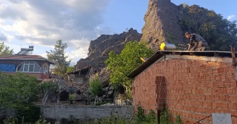 Yamaçtan kopan kaya parçaları bir evi yerle bir etti!