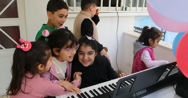 İşitme ve görme engelli öğrenciler Bilim Fuarı nda hünerlerini sergiledi Diyarbakır Haberleri