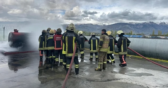 EBYÜ öğrencilerine uygulamalı itfaiyecilik eğitimi Erzincan Haberleri